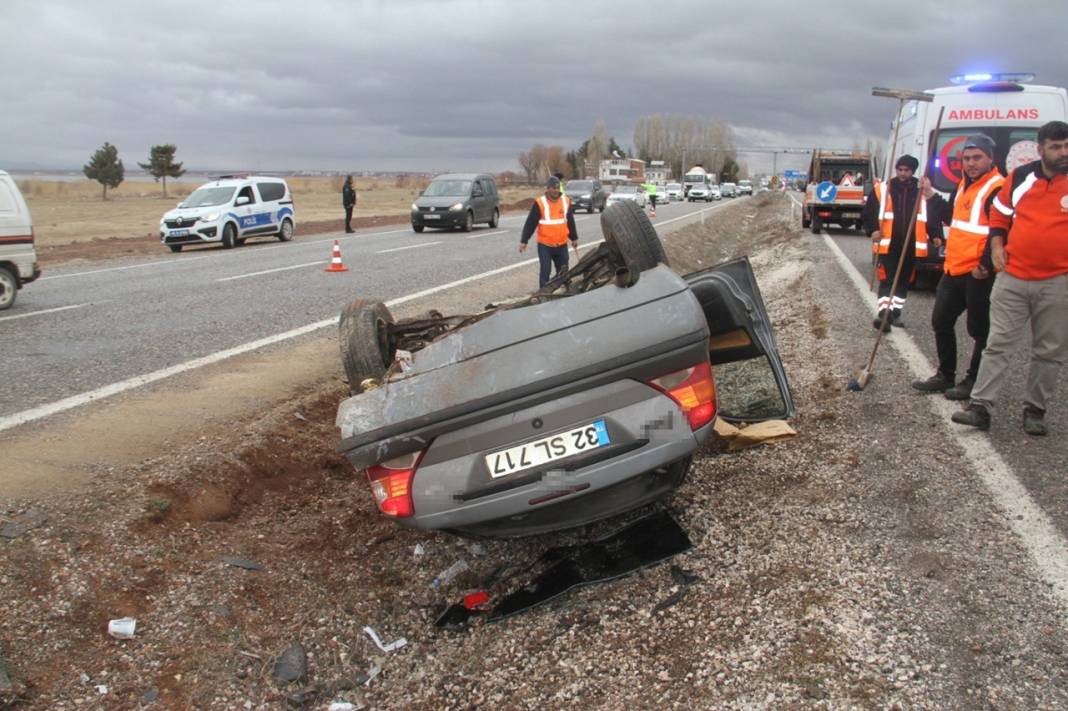 Konya'da feci kaza! Refüje devrilerek ters döndü: 6 yaralı 1